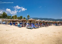 Leto 2025, letovanje - Regija Sv. Đorđa - Apartmani: Suncobrani na plaži