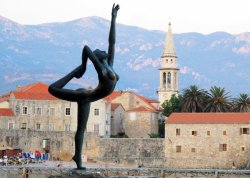 Vikend putovanja - Budva - : Statua Budvanska plesačica 