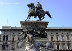 Nova godina 2026 - Milano - Hoteli: Trg Duomo - Statua Vitorija Emanuela II