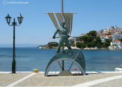 Leto 2025, letovanje - Skiatos - Apartmani: Skulptura u luci