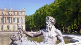 Dvorci Bavarske: Dvorac Herrenchiemsee - Fontana sa alegorijskom bronzanom skulpturom