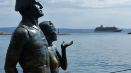 Makarska: Spomenik turistima