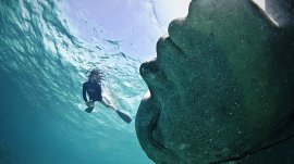 Nasau: Statua u moru