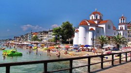 Paralija: Pogled na crkvu sa doka