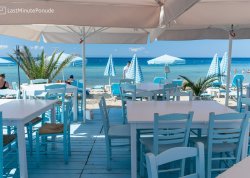 Leto 2025, letovanje - Nikiti - Apartmani: Kafić pored plaže