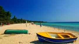 Nikiti: Čamac na plaži