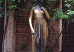 Sretenje - Verona i karneval u Veneciji - : Kip Julije