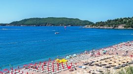 Bečići: Pogled na plažu i more